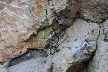 Granit kayalar hatalarıyla birlikte bir arka plan eski taş, tektonik hareketler, bir granit duvar imha, Dünya gezegeninin ekolojik sorunları, iklim değişikliği, doğal bir desen