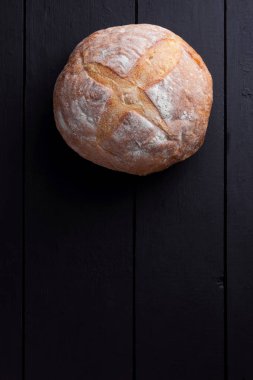 Karanlık panoları, bir hamur ocakta bir tasarımcı, kopya alanı, rustik tarzı, minimalizm, üstten görünüm, pişirme için gelen siyah bir zemin üzerine ekmek ekmek