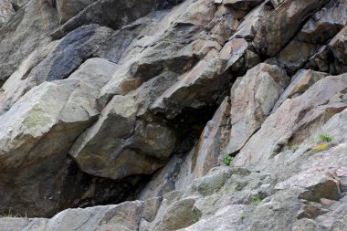 Hataları ile Granit kayalar, arka plan eski taş, granit duvar, Dünya gezegeninin ekolojik sorunları, iklim değişikliği, doğal desen, sanat imha