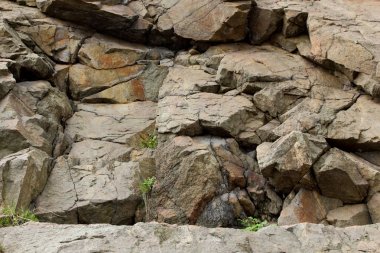 Hataları ile Granit kayalar, arka plan eski taş, granit duvar, Dünya gezegeninin ekolojik sorunları, iklim değişikliği, doğal desen, sanat imha