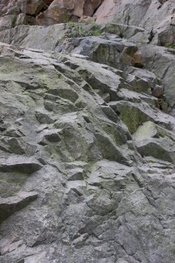 Hataları ile Granit kayalar, arka plan eski taş, granit duvar, Dünya gezegeninin ekolojik sorunları, iklim değişikliği, doğal desen, sanat imha