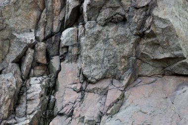 Hataları ile Granit kayalar, arka plan eski taş, granit duvar, Dünya gezegeninin ekolojik sorunları, iklim değişikliği, doğal desen, sanat imha