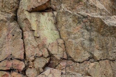 Hataları ile Granit kayalar, arka plan eski taş, granit duvar, Dünya gezegeninin ekolojik sorunları, iklim değişikliği, doğal desen, sanat imha