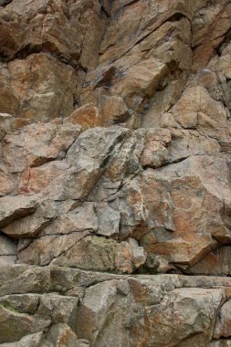 Hataları ile Granit kayalar, arka plan eski taş, granit duvar, Dünya gezegeninin ekolojik sorunları, iklim değişikliği, doğal desen, sanat imha