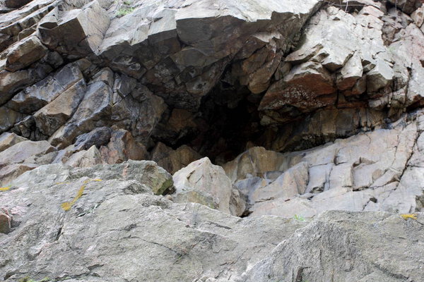 Гранитные породы с разломами, фон из старых камней, разрушение гранитной стены, экологические проблемы планеты Земля, изменение климата, природный узор, искусство
