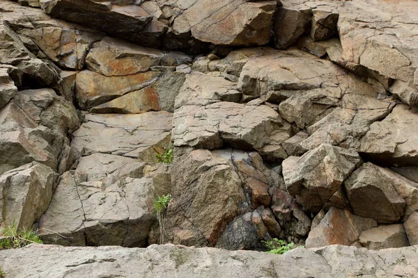 Granitfelsen Mit Verwerfungen Hintergrund Alter Steine Zerstörung Einer Granitmauer Ökologische — Stockfoto