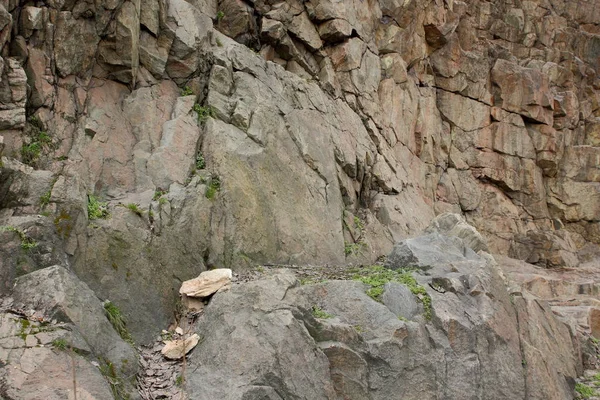 Las Rocas Granito Con Fallas Fondo Piedras Viejas Destrucción Una — Foto de Stock