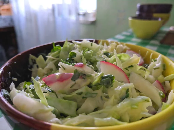 Ensalada Con Rábanos Cebolla Verde Col Yogur Ensalada Con Verduras —  Fotos de Stock