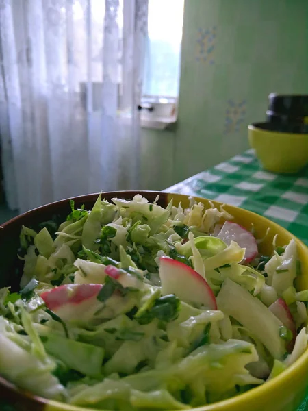 Retek Zöld Hagyma Káposzta Joghurt Friss Zöldség Tányéron Vegetarianizmus Otthoni — Stock Fotó