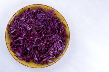 Beyaz arka plan, sarı bir tabak, kopya alanı, üstten görünüm, sebzeli yemekler, taze sebze salatası, beyaz arka plan, minimalizm, kırmızı lahana doğranmış lahana izole