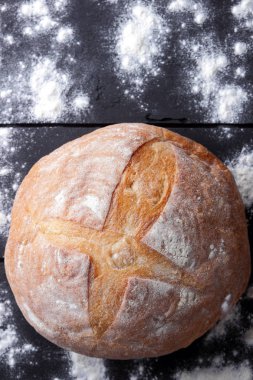 Ekmek kepekli ekmek karanlık panoları, hamur için bir tasarımcı, kopya alanı, rustik tarzı bir ocakta gelen siyah bir zemin üzerine un, un siyah bir arka plan üzerinde üstten görünüm, yemek