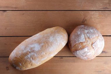 Bir ahşap arka plan, kepekli ekmek bir çam panoları ocakta, tasarımcı, kopya alanı, rustik tarzı, ahşap arka plan, en iyi görünüm için Fransız hamur ekmek