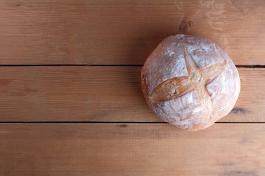 Bir ahşap arka plan, kepekli ekmek bir çam panoları ocakta, tasarımcı, kopya alanı, rustik tarzı, ahşap arka plan, en iyi görünüm için Fransız hamur ekmek