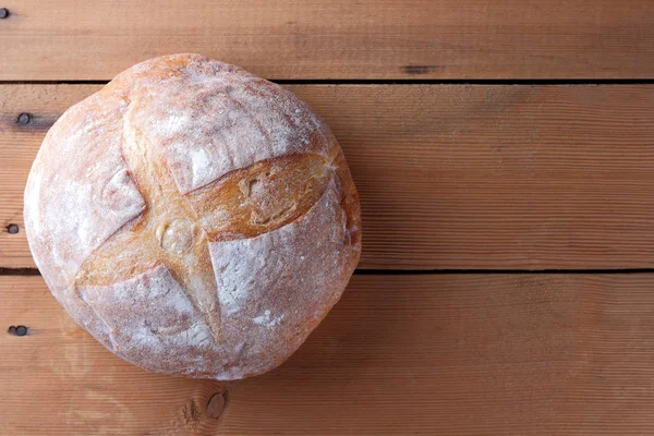 Bir ahşap arka plan, kepekli ekmek bir çam panoları ocakta, tasarımcı, kopya alanı, rustik tarzı, ahşap arka plan, en iyi görünüm için Fransız hamur ekmek