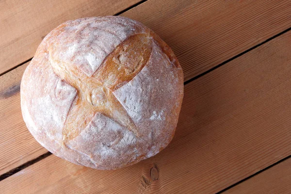 Bir ahşap arka plan, kepekli ekmek bir çam panoları ocakta, tasarımcı, kopya alanı, rustik tarzı, ahşap arka plan, en iyi görünüm için Fransız hamur ekmek