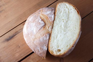 Ahşap zemin, kepekli ekmek çam panoları, Fransız hamur ocakta bir tasarımcı, kopya alanı, rustik tarzı, ahşap arka plan için gelen iki yarısı yarım kesilmiş ekmek