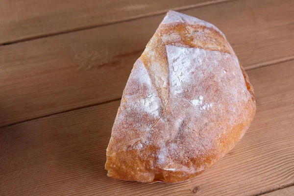 Полувырезанный Хлеб Деревянном Фоне Две Половинки Пшеничного Хлеба Печи Сосновых — стоковое фото