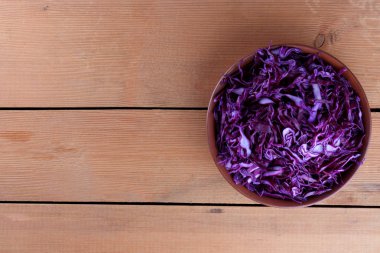 Ahşap arka plan, kırmızı lahana bir kil kase, kopya alanı, rustik tarzı, vejetaryen yemek, yarı taze lahana, minimalizm üzerinde kıyılmış mor lahana