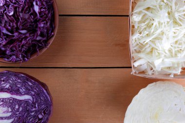 Çeşitli lahana, doğranmış kırmızı lahana ve lahana ahşap arka plan, bir kil kase sebze, sebze, vejetaryen yemek, ahşap çatal ile bir ahşap kutu