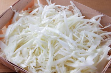 Ahşap bir zemin üzerine kıyılmış Beyaz lahana, lahana yemek bir ahşap kutu, vejetaryen yemek, kopya için alan, bir ev mutfak rustik tarzı taze sebze