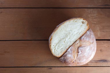 Ahşap arka plan, tamamlayan bir buğday ekmeği çam panoları, Fransız hamur bir tasarımcı için bir plaka üzerinde ekmek dilimlenmiş Kopyala yer, rustik tarzı, ahşap arka plan, sanat