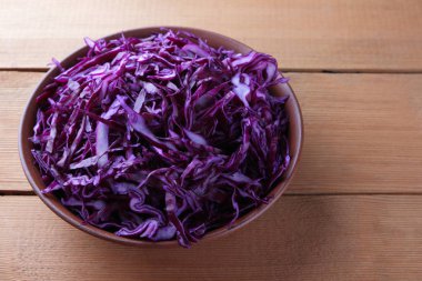 Ahşap arka plan, kırmızı lahana bir kil kase, kopya alanı, rustik tarzı, vejetaryen yemek, yarı taze lahana, minimalizm, sanat üzerine kıyılmış mor lahana