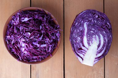 Ahşap arka plan, kırmızı lahana bir kil kase, kopya alanı, rustik tarzı, vejetaryen yemek, yarı taze lahana, minimalizm, sanat üzerine kıyılmış mor lahana