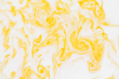 Sarı beyaz arka plan, sarı desen boya boya boşanmalar süt, beyaz arka plan, minimalizm, duvar kağıdı için yaratıcı boş parlak doku içinde sıvı, tasarımcı için boş üzerinde