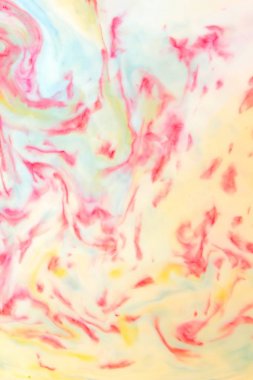 Çok renkli arka plan, çok renkli desen boya boya boşanmalar süt, beyaz arka plan, minimalizm, duvar kağıdı için yaratıcı boş parlak doku içinde sıvı, tasarımcı için boş üzerinde