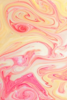 Çok renkli arka plan üzerinde kırmızı boya boşanmalar, tasarımcı, parlak doku beyaz arka plan, minimalizm, sanat için boş ile sıvı, çok renkli desen