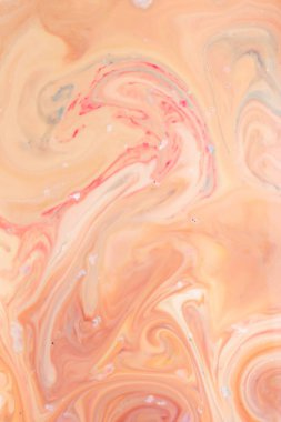 Çok renkli arka plan üzerinde kırmızı boya boşanmalar, tasarımcı, parlak doku beyaz arka plan, minimalizm, sanat için boş ile sıvı, çok renkli desen