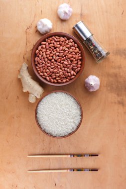Çin ham maddeler, Kuruyemiş, sebze, zencefil kökü. Çin yemekleri tüm dünyada en popüler olanı. Çiğ pirinç ve baharat ahşap arka plan üzerinde. Sarımsak ve soğan yemek pişirmek için. Kopya alanı