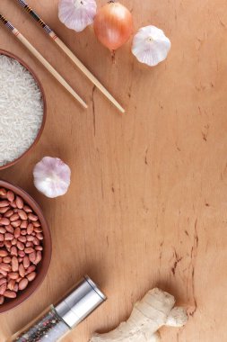 Çin ham maddeler, Kuruyemiş, sebze, zencefil kökü. Çin yemekleri tüm dünyada en popüler olanı. Çiğ pirinç ve baharat ahşap arka plan üzerinde. Sarımsak ve soğan yemek pişirmek için. Kopya alanı