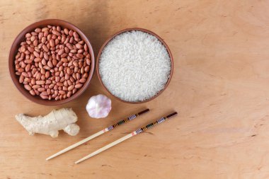 Çin ham maddeler, Kuruyemiş, sebze, zencefil kökü. Çin yemekleri tüm dünyada en popüler olanı. Çiğ pirinç ve baharat ahşap arka plan üzerinde. Sarımsak ve soğan yemek pişirmek için. Kopya alanı