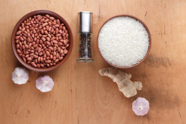 Çin ham maddeler, Kuruyemiş, sebze, zencefil kökü. Çin yemekleri tüm dünyada en popüler olanı. Çiğ pirinç ve baharat ahşap arka plan üzerinde. Sarımsak ve soğan yemek pişirmek için. Kopya alanı