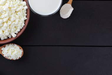 Doğal organik süt ürünleri koyu arka plan, süt, ekşi krema, peynir bir kil plaka, rustik tarzı, eski ahşap arka plan, üstten görünüm alanı Kopyala