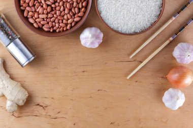 Çin Gıda katkı maddeleri, Kuruyemiş, sebze, zencefil kökü. Çin yemekleri tüm dünyada en popüler olanı. Çiğ pirinç ve baharat ahşap arka plan üzerinde. Sarımsak ve soğan yemek pişirmek için. Kopya alanı