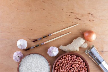 Çin Gıda katkı maddeleri, Kuruyemiş, sebze, zencefil kökü. Çin yemekleri tüm dünyada en popüler olanı. Çiğ pirinç ve baharat ahşap arka plan üzerinde. Sarımsak ve soğan yemek pişirmek için. Kopya alanı