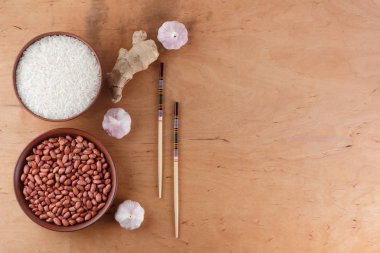 Çin Gıda katkı maddeleri, Kuruyemiş, sebze, zencefil kökü. Çin yemekleri tüm dünyada en popüler olanı. Çiğ pirinç ve baharat ahşap arka plan üzerinde. Sarımsak ve soğan yemek pişirmek için. Kopya alanı