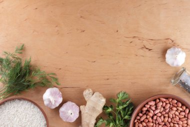 Çin ham maddeler, Kuruyemiş, sebze, zencefil kökü. Taze yeşillik, dereotu ve maydanoz. Pirinç ve baharat ahşap arka plan üzerinde. Sarımsak ve soğan yemek pişirmek için. Kopya alanı