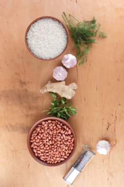 Çin ham maddeler, Kuruyemiş, sebze, zencefil kökü. Taze yeşillik, dereotu ve maydanoz. Pirinç ve baharat ahşap arka plan üzerinde. Sarımsak ve soğan yemek pişirmek için. Kopya alanı