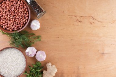 Çin ham maddeler, Kuruyemiş, sebze, zencefil kökü. Taze yeşillik, dereotu ve maydanoz. Pirinç ve baharat ahşap arka plan üzerinde. Sarımsak ve soğan yemek pişirmek için. Kopya alanı