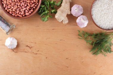 Çin ham maddeler, Kuruyemiş, sebze, zencefil kökü. Taze yeşillik, dereotu ve maydanoz. Pirinç ve baharat ahşap arka plan üzerinde. Sarımsak ve soğan yemek pişirmek için. Kopya alanı