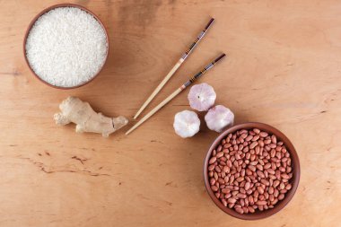 Çin ham maddeler, Kuruyemiş, sebze, zencefil kökü. Taze yeşillik, dereotu ve maydanoz. Pirinç ve baharat ahşap arka plan üzerinde. Sarımsak ve soğan yemek pişirmek için. Kopya alanı