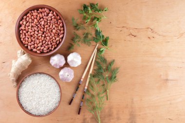 Çin ham maddeler, Kuruyemiş, sebze, zencefil kökü. Taze yeşillik, dereotu ve maydanoz. Pirinç ve baharat ahşap arka plan üzerinde. Sarımsak ve soğan yemek pişirmek için. Kopya alanı