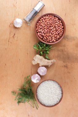 Çin ham maddeler, Kuruyemiş, sebze, zencefil kökü. Taze yeşillik, dereotu ve maydanoz. Pirinç ve baharat ahşap arka plan üzerinde. Sarımsak ve soğan yemek pişirmek için. Uzay kopyalayın. Sanat