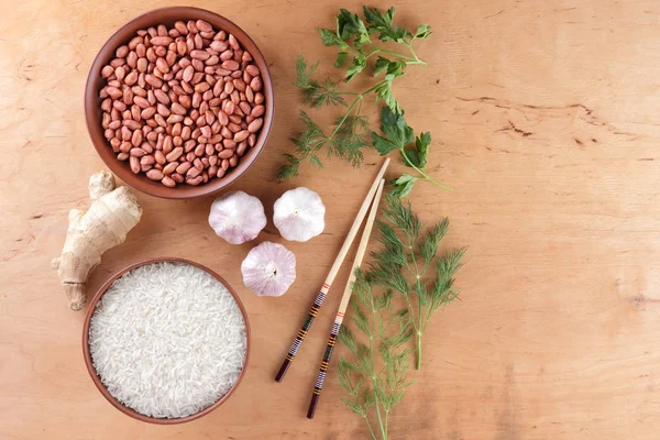 Çin ham maddeler, Kuruyemiş, sebze, zencefil kökü. Taze yeşillik, dereotu ve maydanoz. Pirinç ve baharat ahşap arka plan üzerinde. Sarımsak ve soğan yemek pişirmek için. Uzay kopyalayın. Sanat