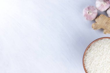 Çeşitli Asya vejetaryen yemek malzemeler. Kuruyemiş, sebze, zencefil kökü. Taze yeşillik, dereotu ve maydanoz. Pirinç, fıstık ve baharat beyaz zemin üzerinde. Kopya alanı