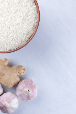 Çeşitli Asya vejetaryen yemek malzemeler. Kuruyemiş, sebze, zencefil kökü. Taze yeşillik, dereotu ve maydanoz. Pirinç, fıstık ve baharat beyaz zemin üzerinde. Kopya alanı
