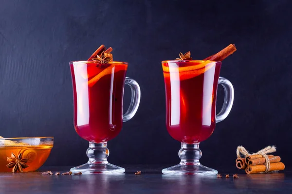 Bicchiere Vin Brulè Caldo Con Spezie Fondo Scuro Vino Brulé — Foto Stock